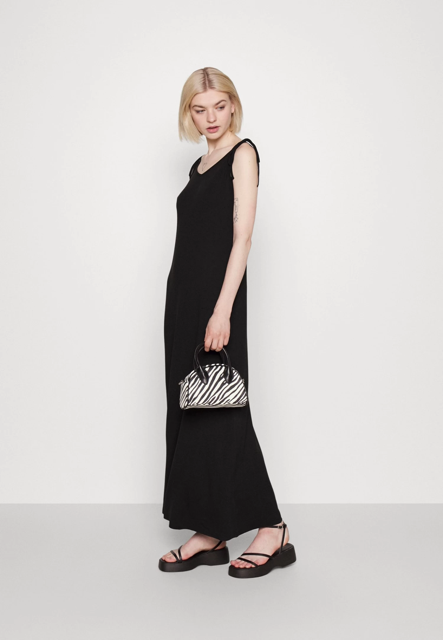 Even&Odd Robe Longue - Black 2 Even&Odd Robe Longue - Black – Image 2